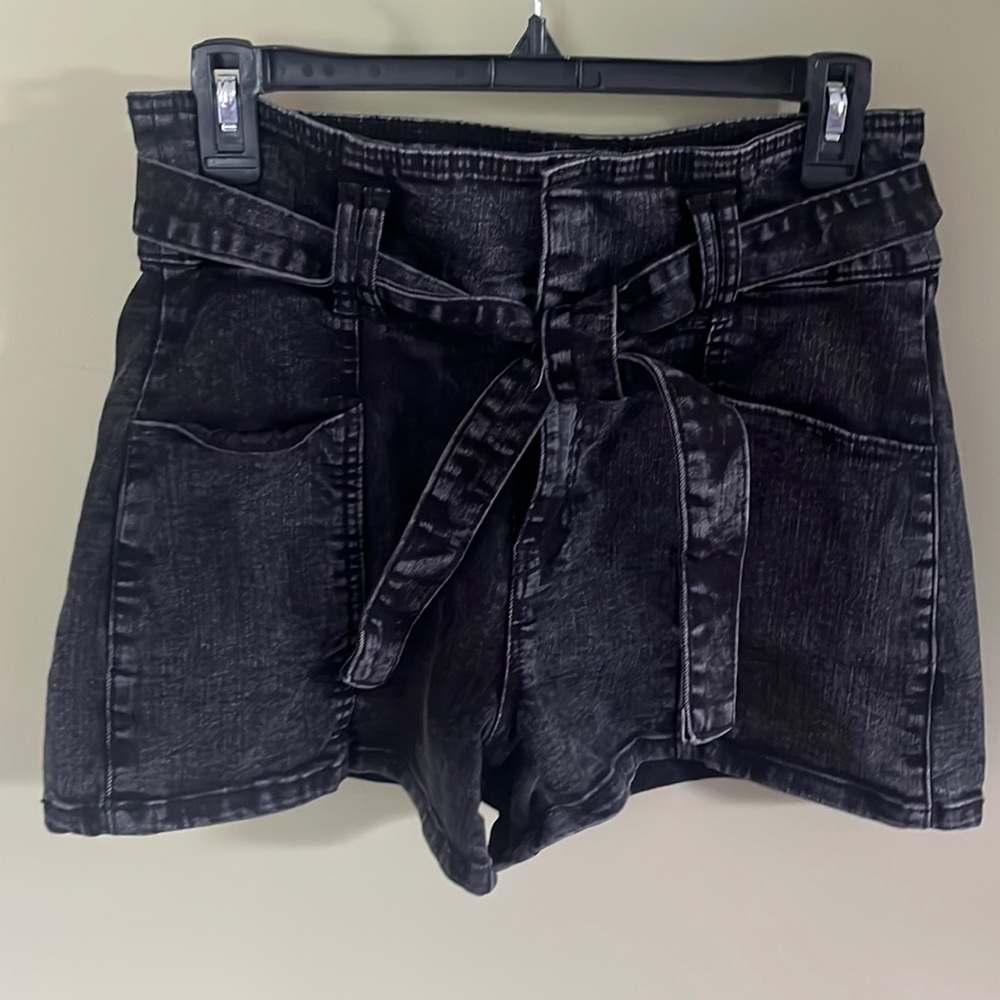 NWOT Indigo Rein Black High Waisted Belted Jean Shorts. Size 9/28.